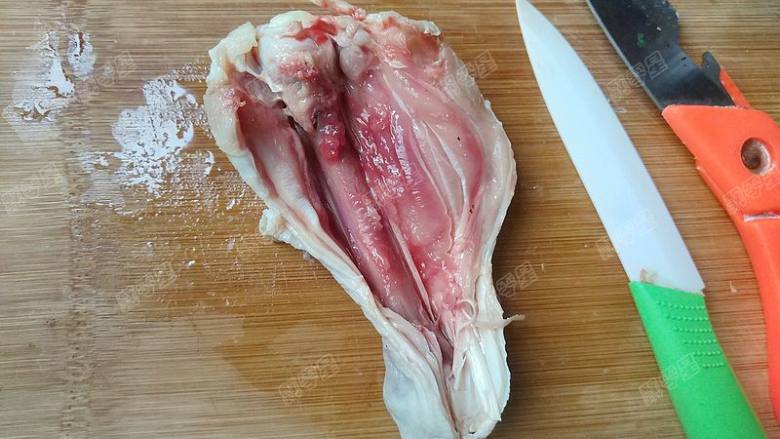烤鸡腿排,借助剪刀和锋利的小刀，在鸡腿背部一刀剪到底
