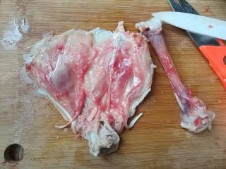 烤鸡腿排,轻轻的把骨肉相连的黏膜拉开，就可以轻松去骨了