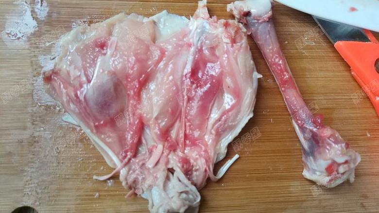 烤鸡腿排,轻轻的把骨肉相连的黏膜拉开，就可以轻松去骨了