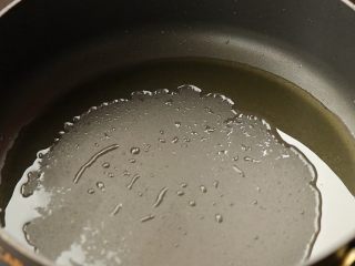 原味&焦糖爆米花,锅里倒入植物油