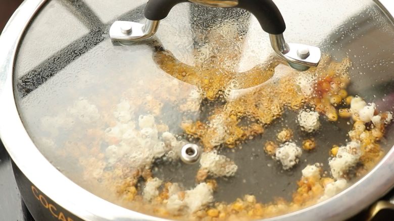 原味&焦糖爆米花,加盖，锅里会有噼里啪啦的声音，此时不要开盖