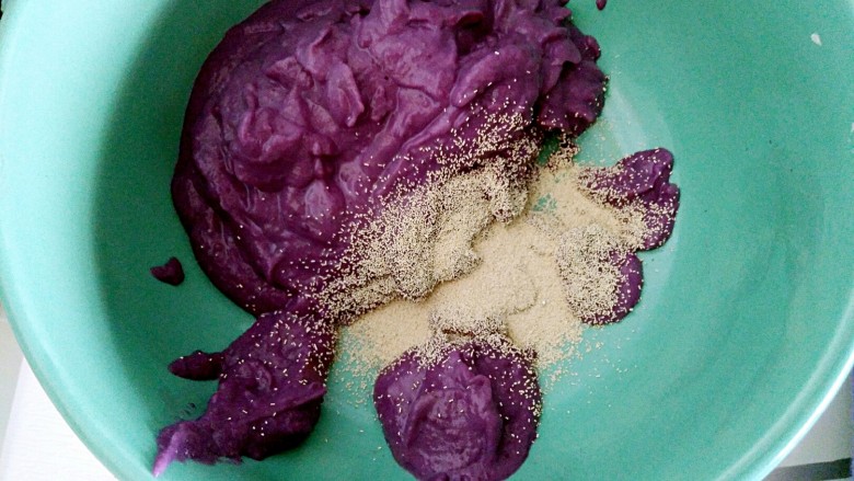 宝宝主食~紫薯小馒头,加入酵母粉。