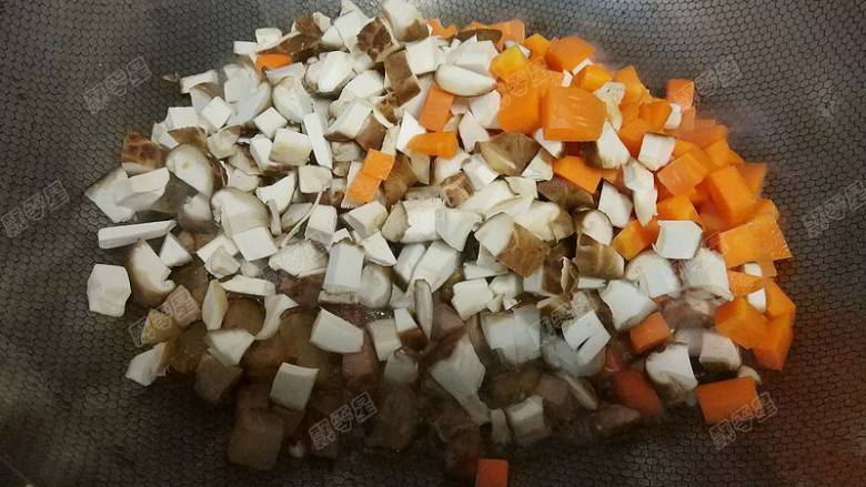 时蔬腊肉焖饭,放入胡萝卜和香菇