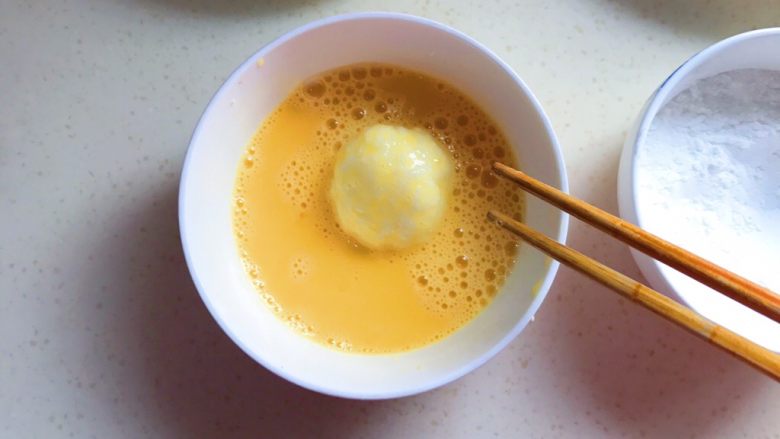 脆炸芝士米饭丸,取一个放进蛋液里