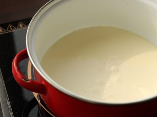 伯爵红茶焦糖奶油酱,奶锅里倒入牛奶和淡奶油