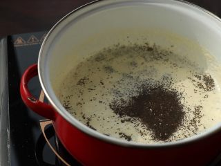 伯爵红茶焦糖奶油酱,倒入红茶粉