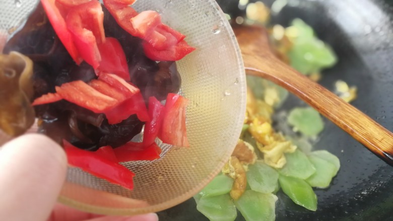 #百变鸡蛋#五彩时蔬,加入青椒和黑木耳。