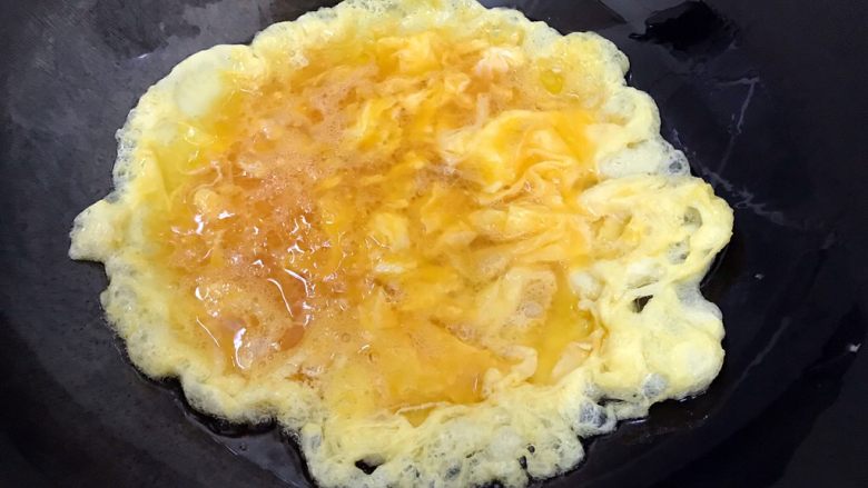 百变鸡蛋+不一样的国民菜（蒜蓉西红柿炒鸡蛋）,倒入鸡蛋液