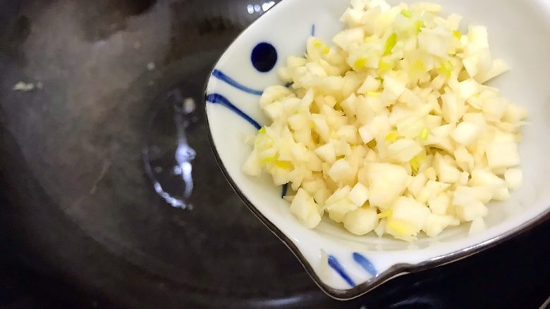 百变鸡蛋+不一样的国民菜（蒜蓉西红柿炒鸡蛋）,锅内留底油，倒入蒜末