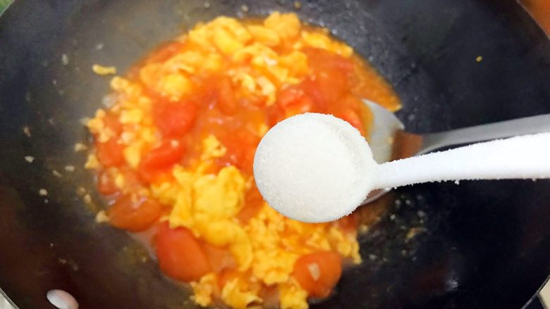 百变鸡蛋+不一样的国民菜（蒜蓉西红柿炒鸡蛋）,加一小勺细盐