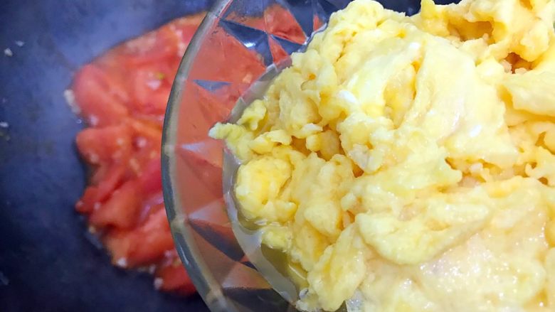 百变鸡蛋+不一样的国民菜（蒜蓉西红柿炒鸡蛋）,然后加入炒好的鸡蛋