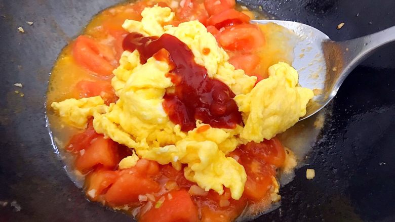 百变鸡蛋+不一样的国民菜（蒜蓉西红柿炒鸡蛋）,转中火，翻炒均匀