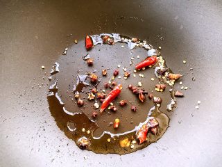 小炒排骨,锅热油加入花椒，大料，红辣椒爆香