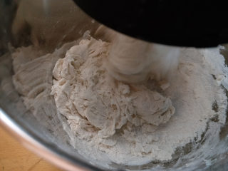 椰蓉小吐司,除黄油和盐以外的材料揉成团后加入盐，揉成光滑的面团，可以拉开膜，但洞口有锯齿状。