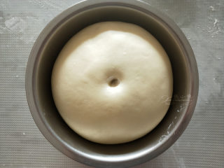 椰蓉小吐司,整理好面团， 放温暖出进行基础发酵至两倍大。用手指沾点面粉，在面团上戳个洞，洞口缓慢的略微回缩，就发酵好了。