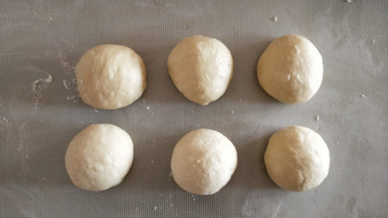 椰蓉小吐司,发酵好的面团分成六份。