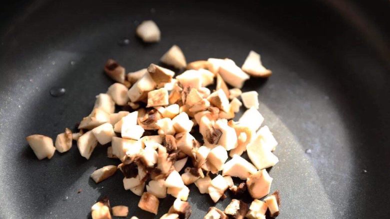 懒人元气料理,将蘑菇洗净后切碎，放入锅中小火，加一点点盐和黑胡椒干煸2-3分钟。