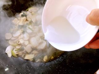 素炒口蘑,加入湿淀粉