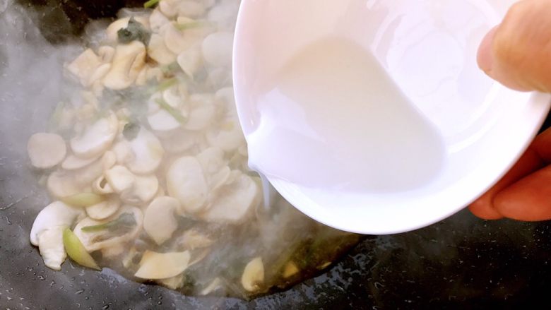 素炒口蘑,加入湿淀粉