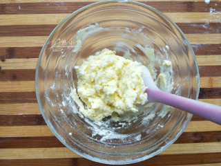 椰蓉小吐司,面团发酵时来做椰蓉馅。黄油软化加入细砂糖拌匀。