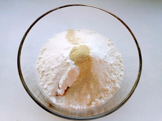 南瓜华夫饼,加入细砂糖和干酵母。