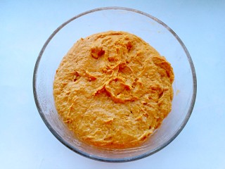 南瓜华夫饼,覆盖保鲜膜，放入冰箱冷藏发酵。