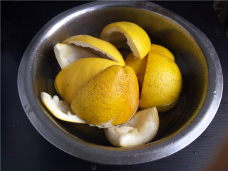 柚子皮糖,柚子把果肉吃掉，只要柚子皮；柚子皮用盐水彻底清洗干净；