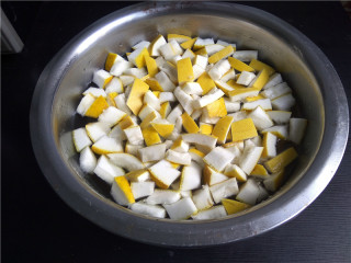 柚子皮糖,将柚子皮切成小块，用清水浸泡；