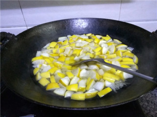 柚子皮糖,锅里倒入清水烧开，放入柚子皮煮3分钟；