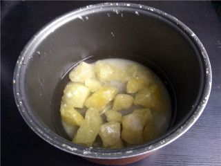 柚子皮糖,冰糖、白糖放入电饭煲内胆；放入688g清水；
