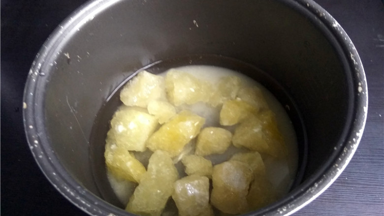 柚子皮糖,冰糖、白糖放入电饭煲内胆；放入688g清水；