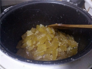 柚子皮糖,程序结束后，不拔电源线，继续保温2小时，让柚子糖充分收汁、变得干爽；