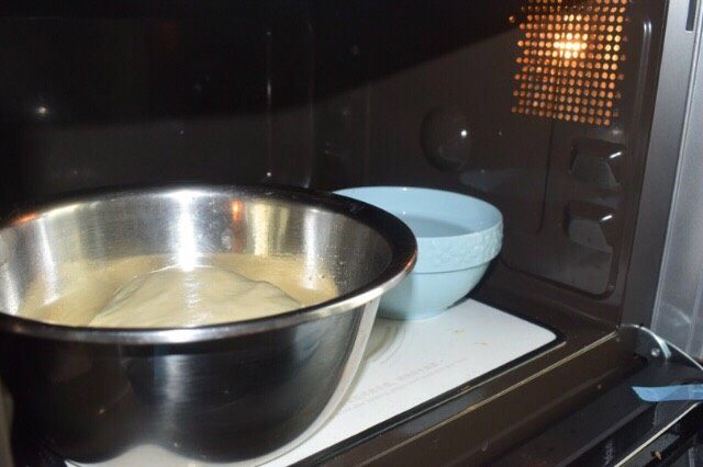 奶香土司,4.微波炉放进去一碗水预热5分钟关掉，将面团放进去第一次发酵，温度测试温度28度左右即可