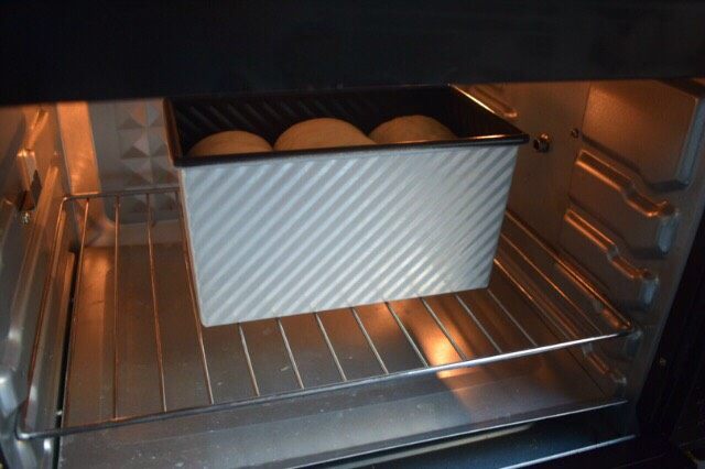 奶香土司,放入烤箱150度中层45分钟烘烤