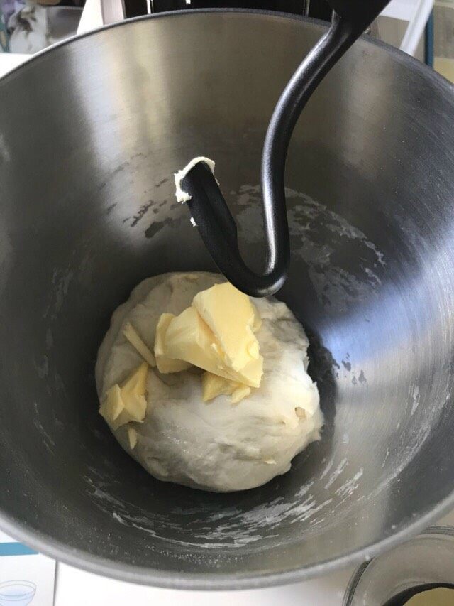 奶香土司,面团和到“2光”后加入室温软化后的黄油调6档快速将黄油搅拌均匀