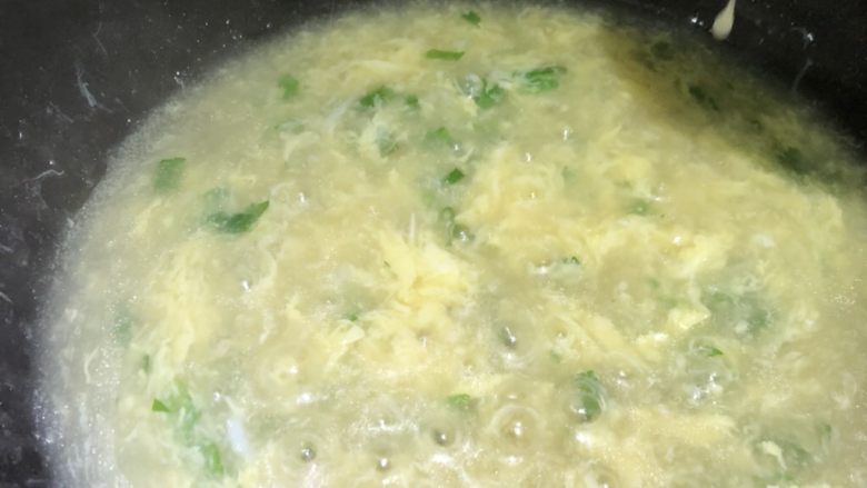 银鱼鸡蛋羹,加入蛋液 朝一个方向搅拌 慢慢淋入蛋液 加入芹菜叶