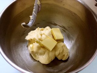 豆沙花式面包,加入黄油，继续再开两次和面程序，共和面二次（共30分钟）