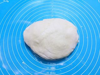 豆沙花式面包,取出面团按压排气揉均匀