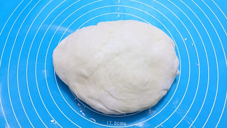豆沙花式面包,取出面团按压排气揉均匀
