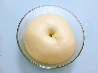 豆沙花式面包,手指沾水或面粉戳一小洞，不反弹不回缩即发酵成功