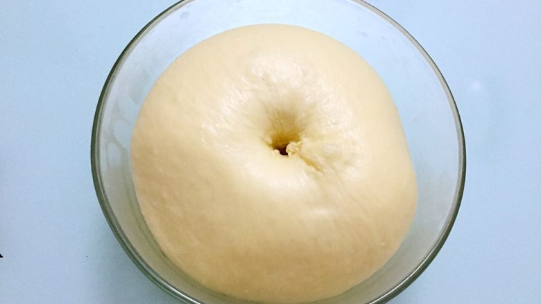 豆沙花式面包,手指沾水或面粉戳一小洞，不反弹不回缩即发酵成功