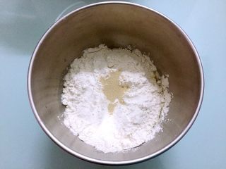 豆沙花式面包,把主材料除了黄油外，都放入和面桶，顺序为牛奶、鸡蛋液、糖和盐对角放，然后放面粉，酵母放最上面，