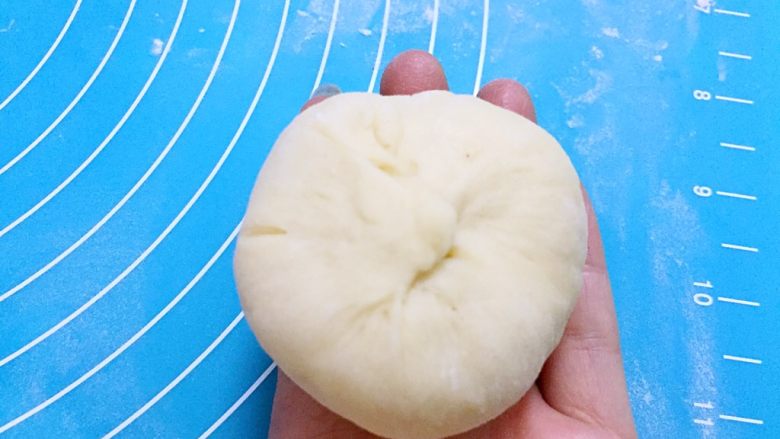 豆沙花式面包,利用虎口慢慢收起来直到全部裹上豆沙后收口捏紧