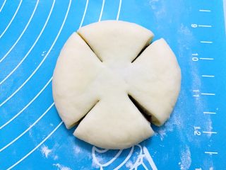 豆沙花式面包,先切成四瓣，不要切断