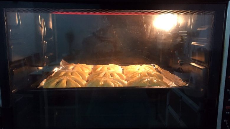豆沙花式面包,放入预热好的烤箱，上火120度，下火150度，中层15分钟（上色满意加盖锡纸）