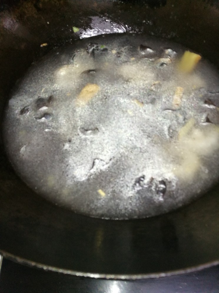 汤品#海参黑木耳虾仁汤#(创建于5/12~2017),倒入适量的清水。