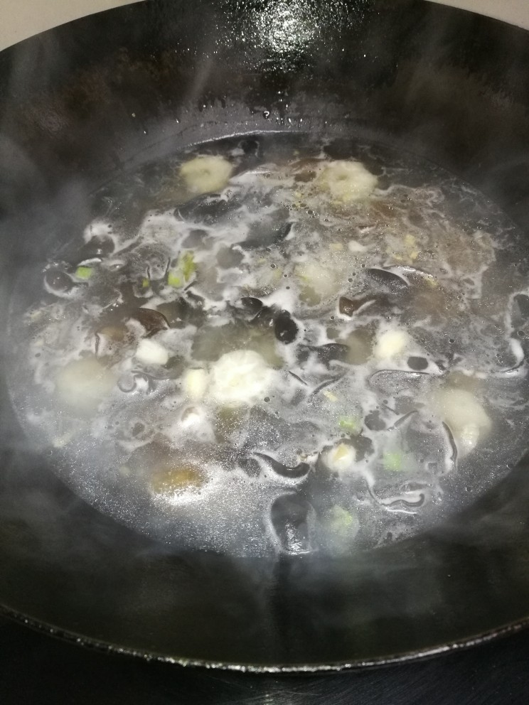 汤品#海参黑木耳虾仁汤#(创建于5/12~2017),再加海参，继续烧煮3分钟。