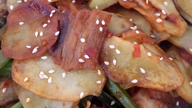 干锅土豆片,小火炒制一会儿就可以轻轻翻动了，把底菜和土豆片混合，然后小火慢煨就可以开吃了