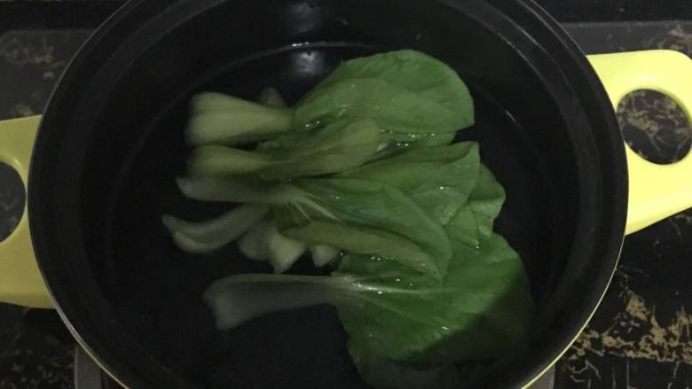 银鱼蔬菜蛋肠,将小青菜放入烧开的沸水中，焯30秒左右，不要超过一分钟。
