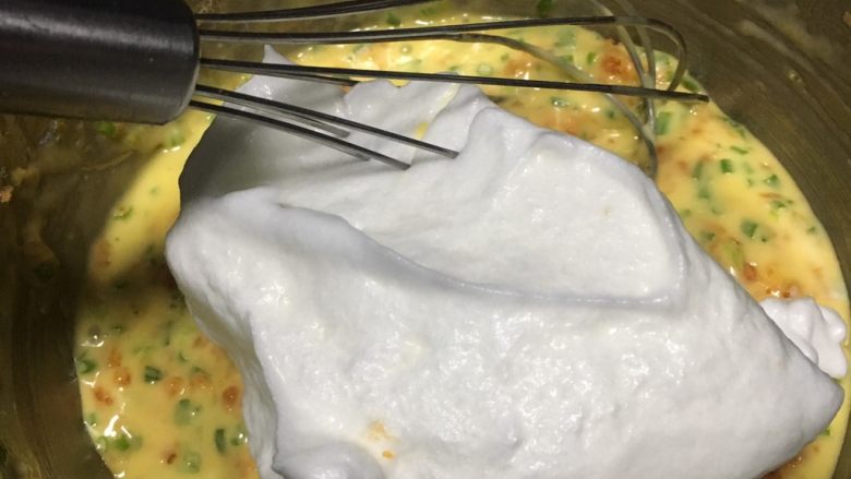 香葱肉松戚风蛋糕,挖一大勺蛋白到蛋黄糊里